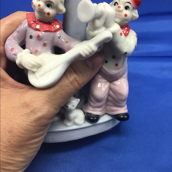 Musician clowns under street light - Picture 5 of 9